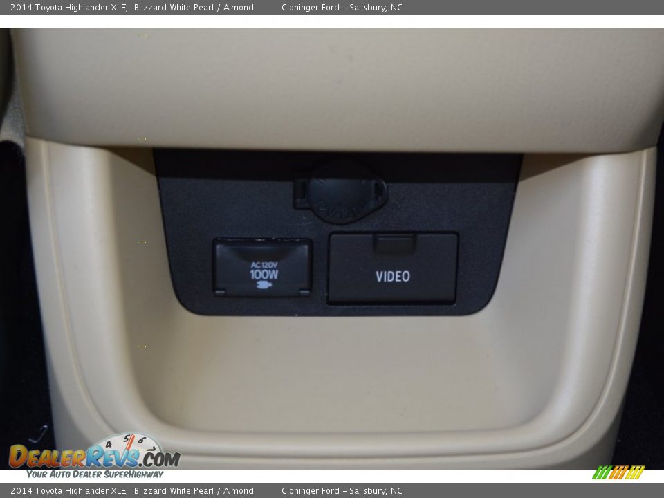 2014 Toyota Highlander XLE Blizzard White Pearl / Almond Photo #13