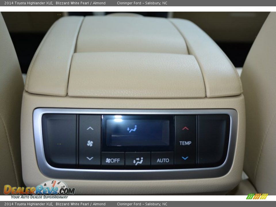 2014 Toyota Highlander XLE Blizzard White Pearl / Almond Photo #14