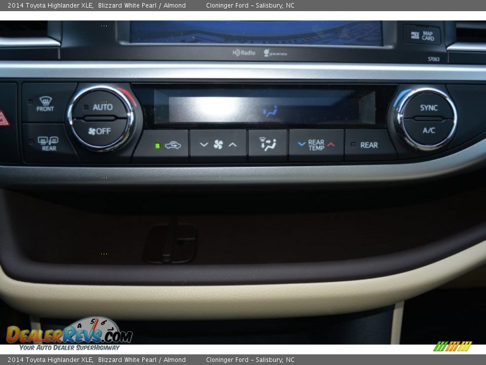 2014 Toyota Highlander XLE Blizzard White Pearl / Almond Photo #20