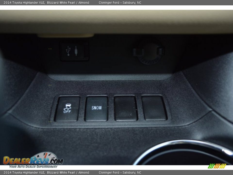 2014 Toyota Highlander XLE Blizzard White Pearl / Almond Photo #21