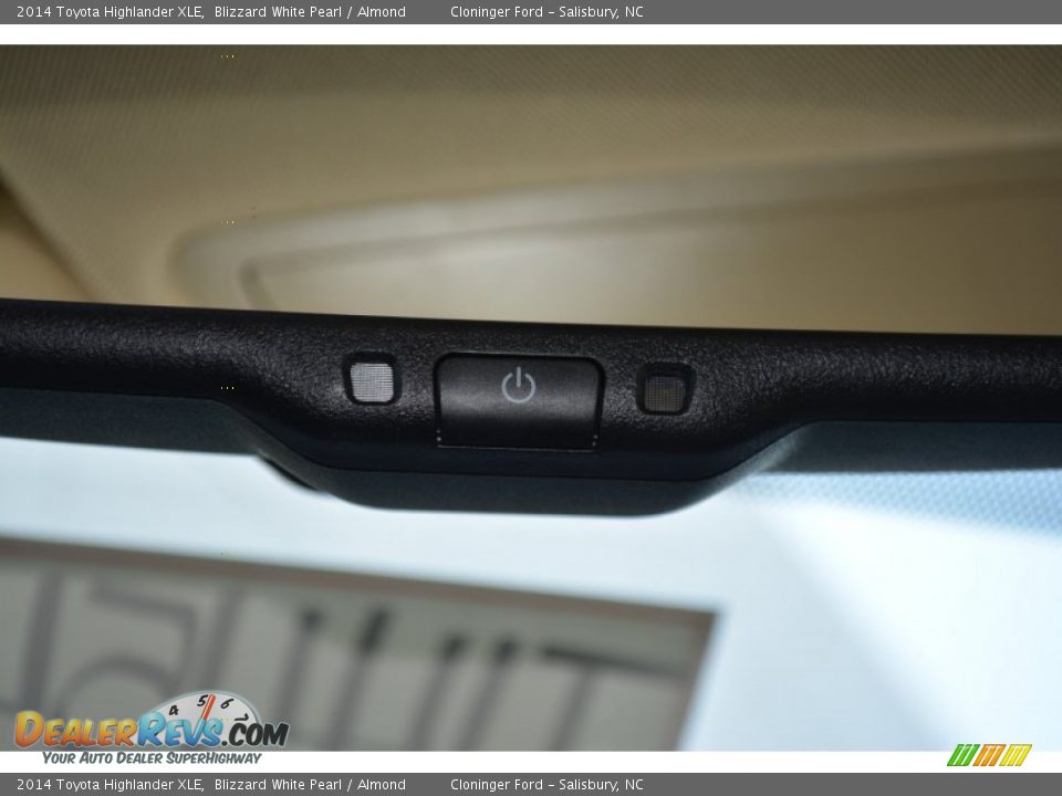 2014 Toyota Highlander XLE Blizzard White Pearl / Almond Photo #25