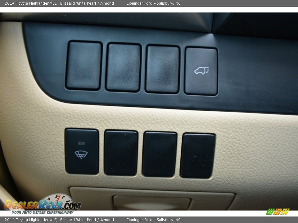 2014 Toyota Highlander XLE Blizzard White Pearl / Almond Photo #30