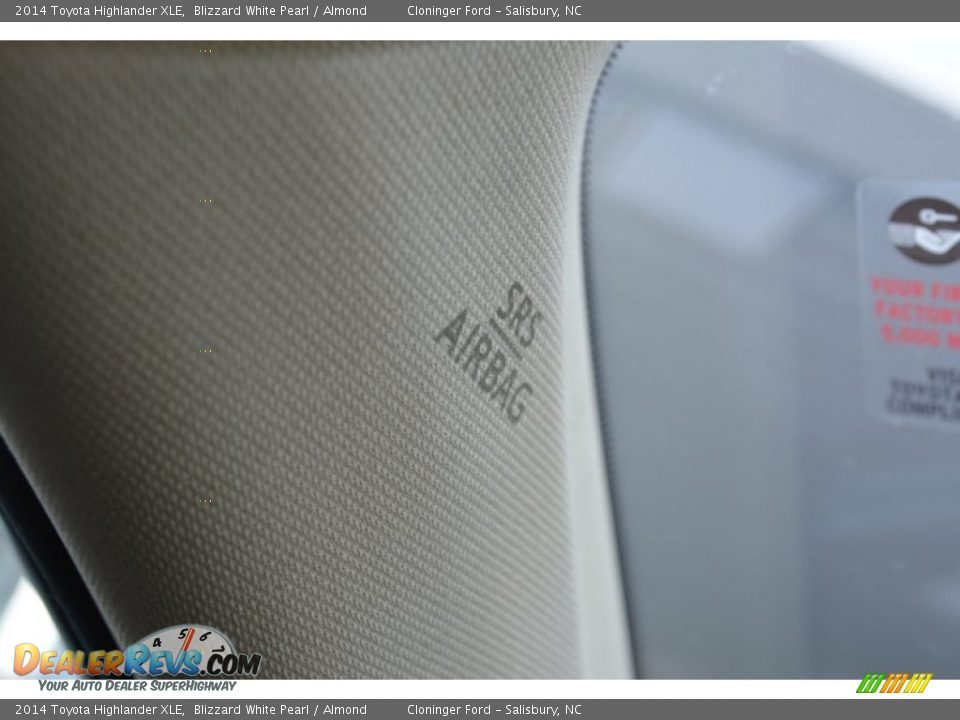 2014 Toyota Highlander XLE Blizzard White Pearl / Almond Photo #31