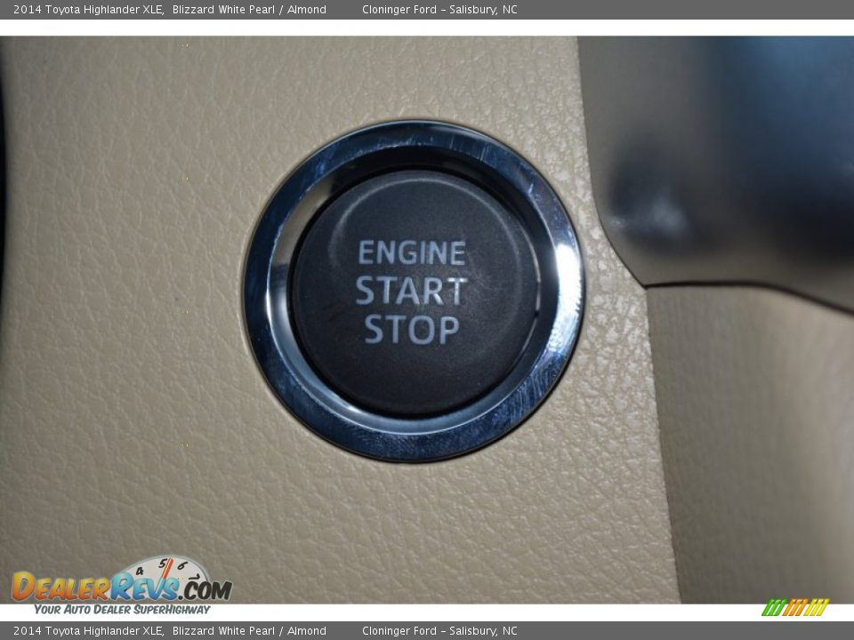 2014 Toyota Highlander XLE Blizzard White Pearl / Almond Photo #32