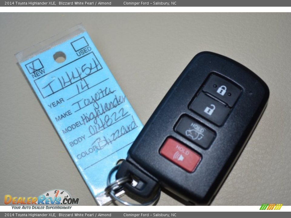 2014 Toyota Highlander XLE Blizzard White Pearl / Almond Photo #33