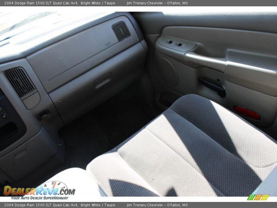 2004 Dodge Ram 1500 SLT Quad Cab 4x4 Bright White / Taupe Photo #12