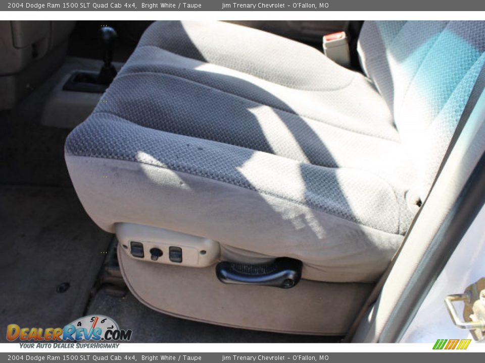 2004 Dodge Ram 1500 SLT Quad Cab 4x4 Bright White / Taupe Photo #15