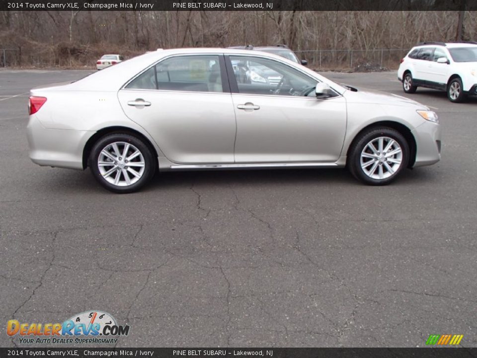 2014 Toyota Camry XLE Champagne Mica / Ivory Photo #4