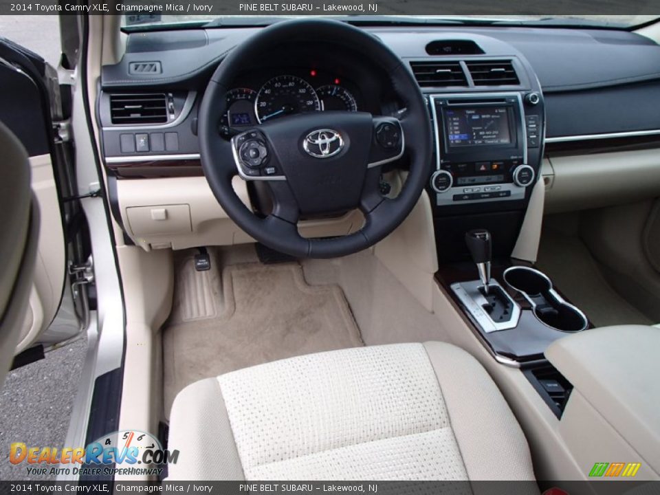 2014 Toyota Camry XLE Champagne Mica / Ivory Photo #16