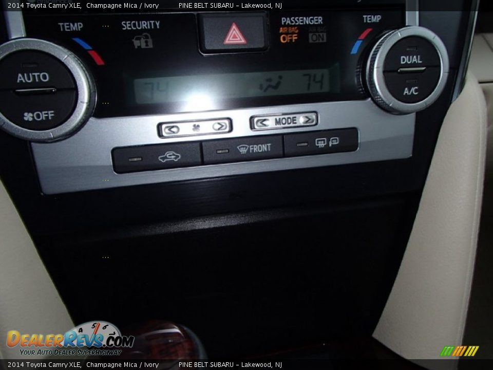 2014 Toyota Camry XLE Champagne Mica / Ivory Photo #18