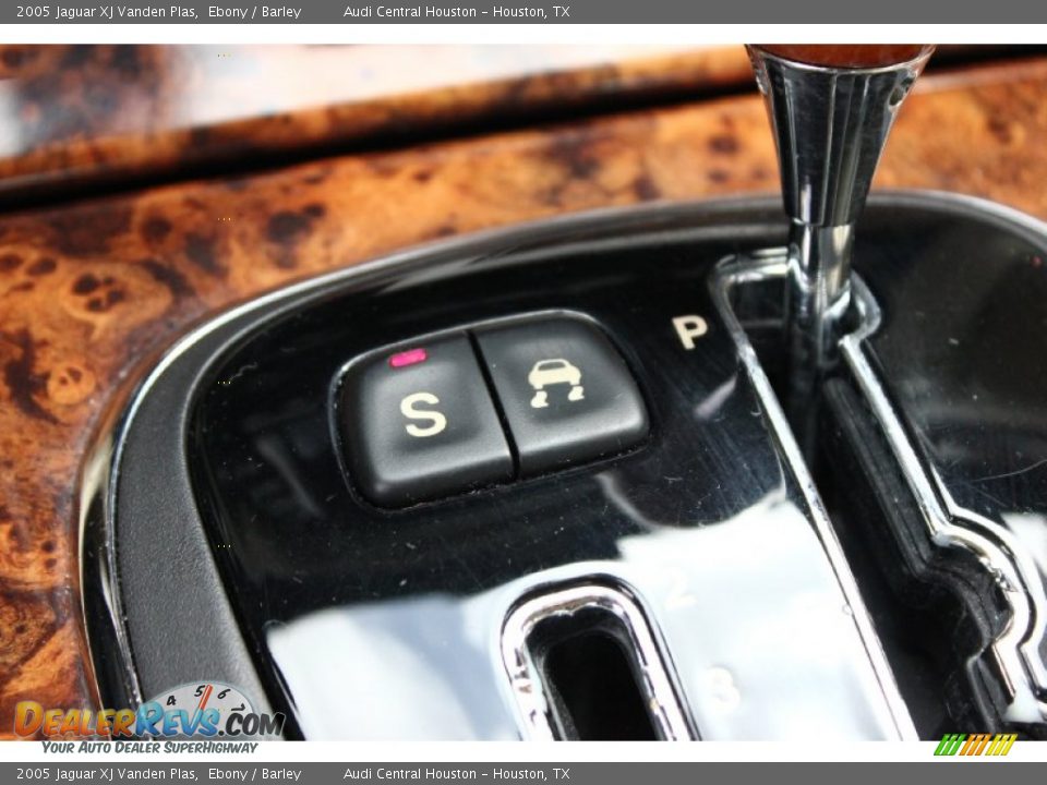 2005 Jaguar XJ Vanden Plas Ebony / Barley Photo #24