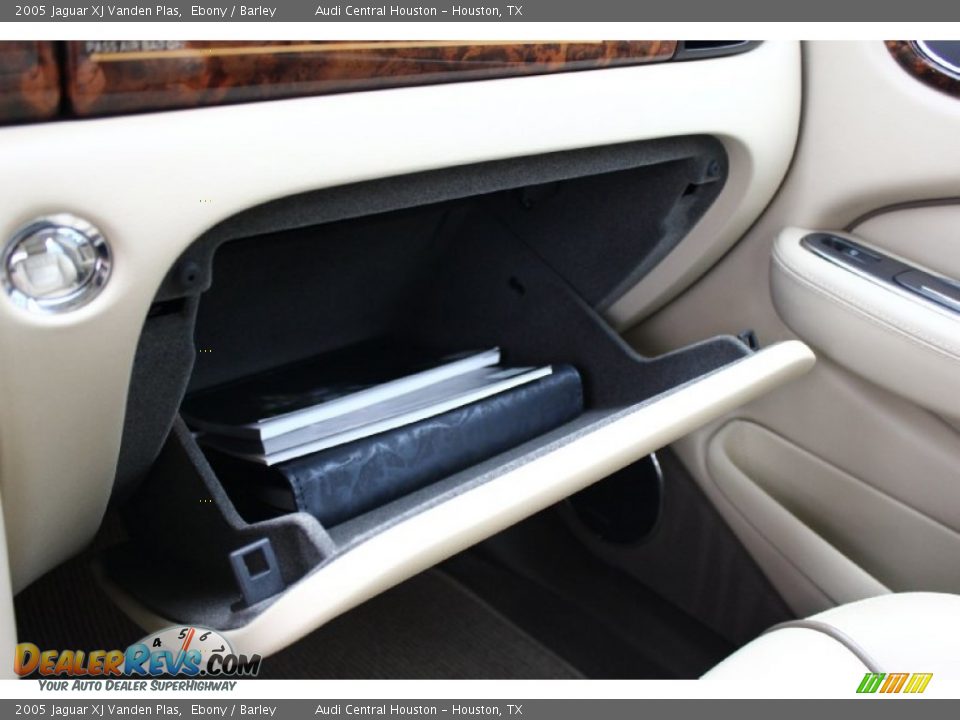 2005 Jaguar XJ Vanden Plas Ebony / Barley Photo #28
