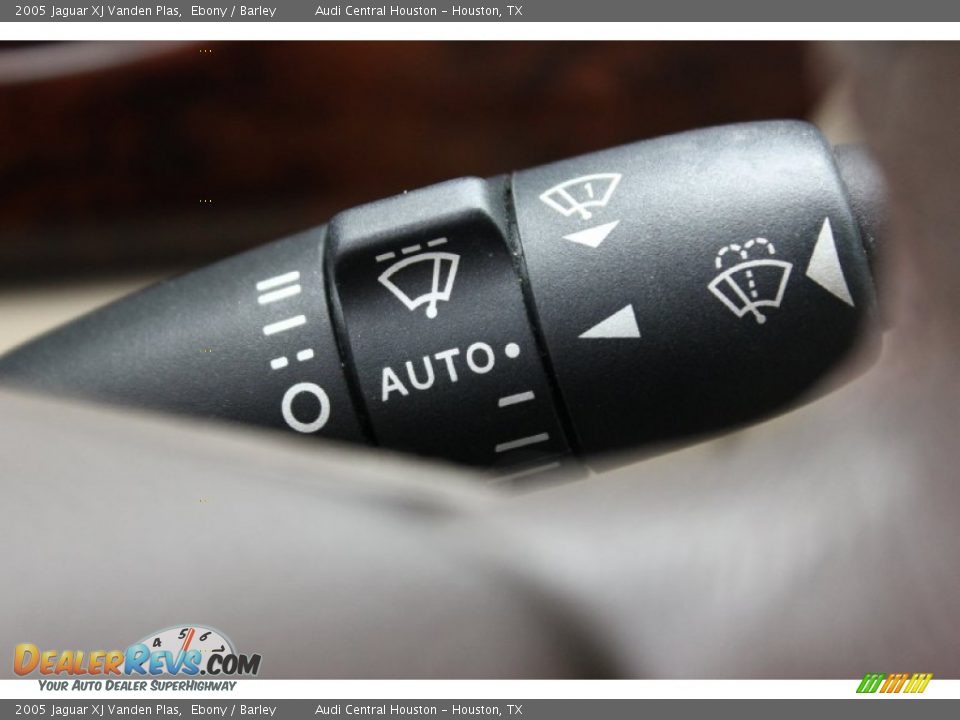2005 Jaguar XJ Vanden Plas Ebony / Barley Photo #34