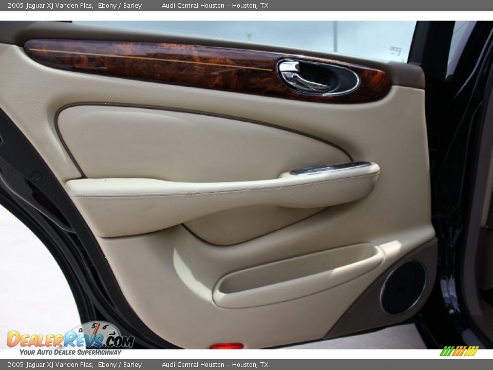 2005 Jaguar XJ Vanden Plas Ebony / Barley Photo #36