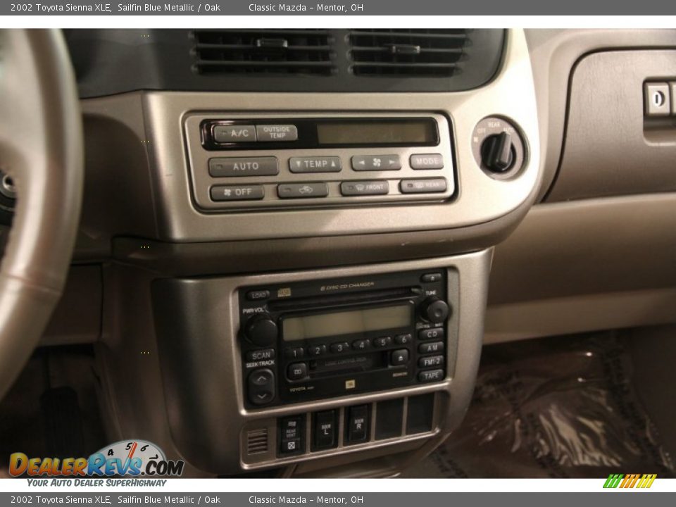 Controls of 2002 Toyota Sienna XLE Photo #8