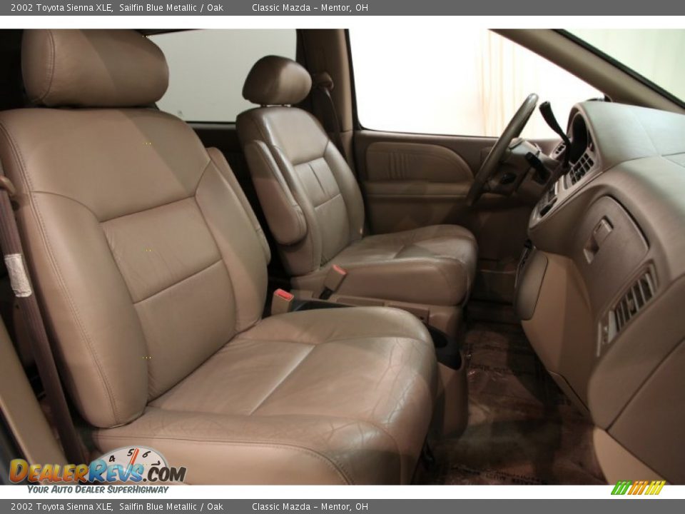 Front Seat of 2002 Toyota Sienna XLE Photo #9