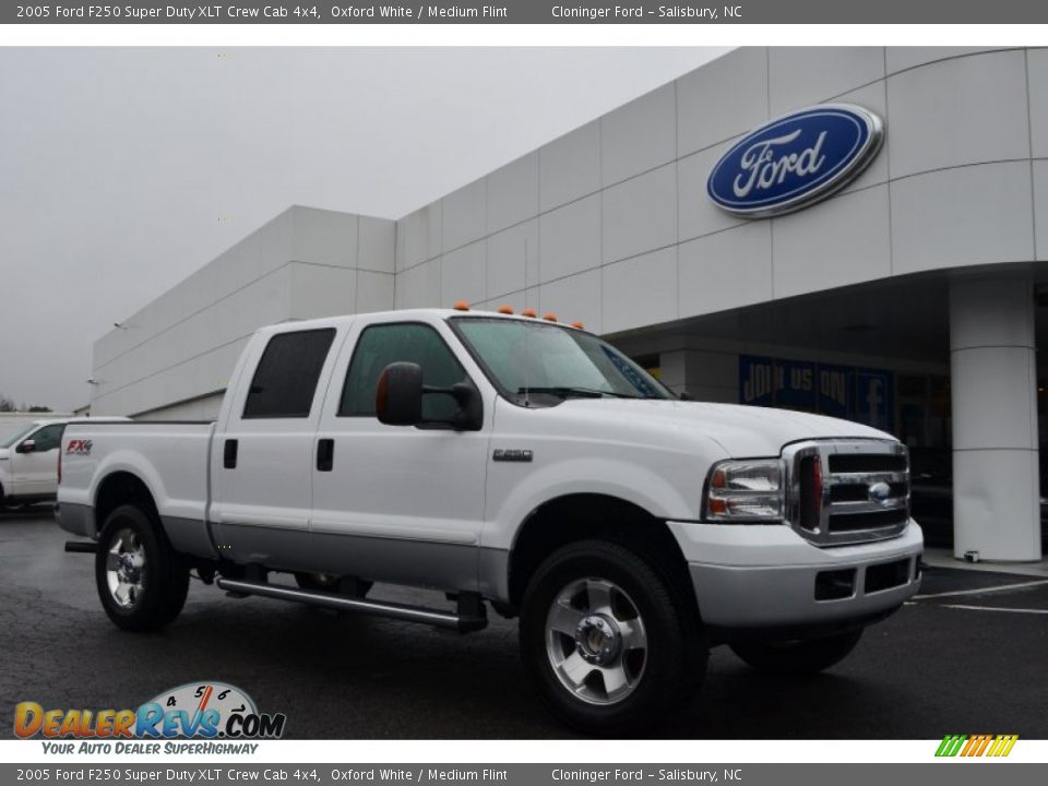 2005 Ford F250 Super Duty XLT Crew Cab 4x4 Oxford White / Medium Flint Photo #1