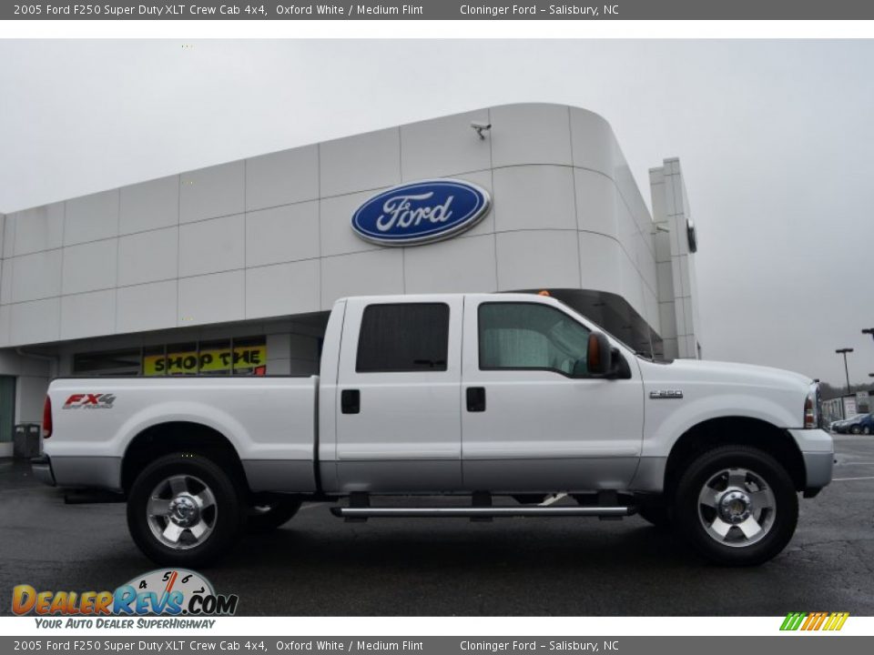 2005 Ford F250 Super Duty XLT Crew Cab 4x4 Oxford White / Medium Flint Photo #2