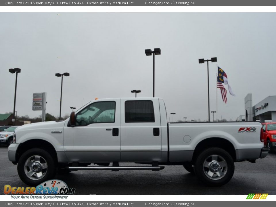 2005 Ford F250 Super Duty XLT Crew Cab 4x4 Oxford White / Medium Flint Photo #5