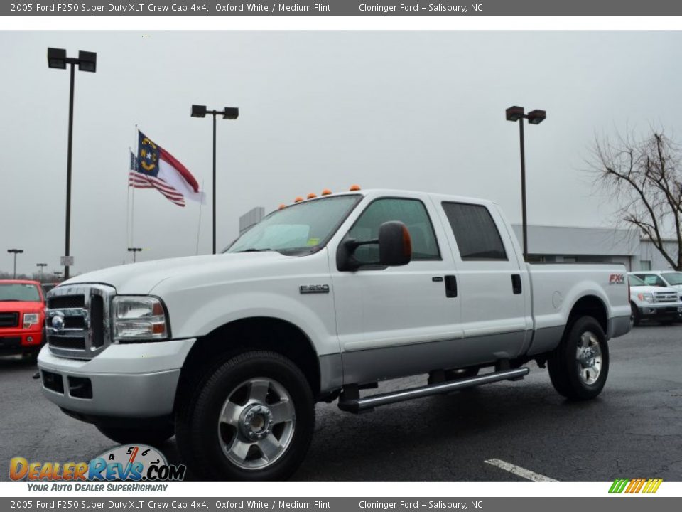 2005 Ford F250 Super Duty XLT Crew Cab 4x4 Oxford White / Medium Flint Photo #6