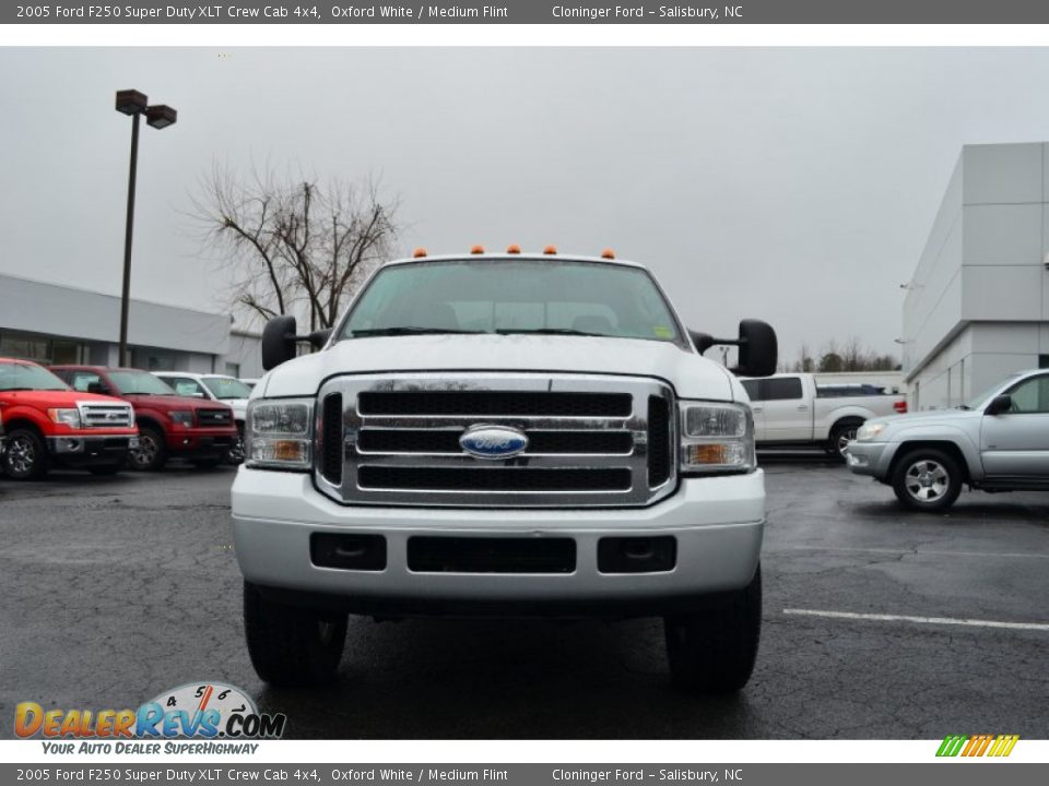 2005 Ford F250 Super Duty XLT Crew Cab 4x4 Oxford White / Medium Flint Photo #7