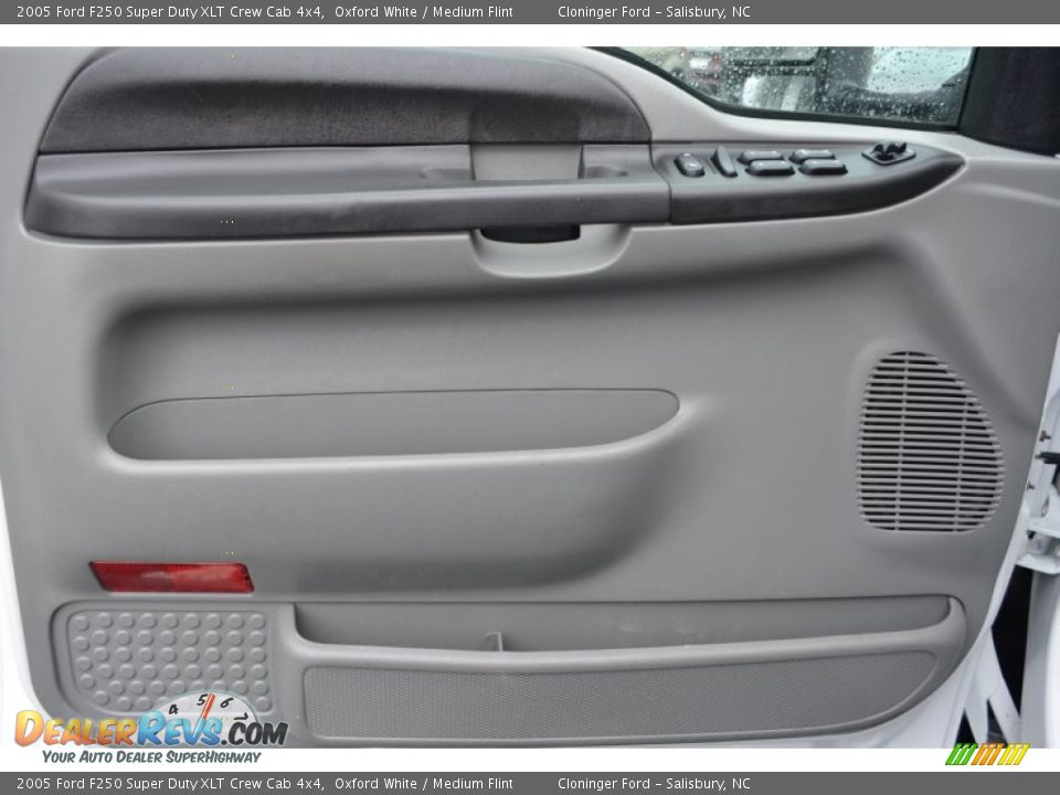 2005 Ford F250 Super Duty XLT Crew Cab 4x4 Oxford White / Medium Flint Photo #8