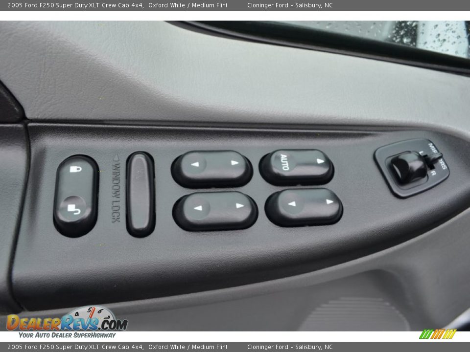 2005 Ford F250 Super Duty XLT Crew Cab 4x4 Oxford White / Medium Flint Photo #9