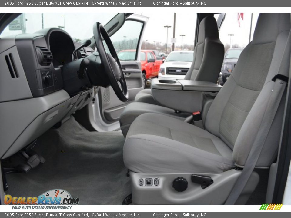 2005 Ford F250 Super Duty XLT Crew Cab 4x4 Oxford White / Medium Flint Photo #10