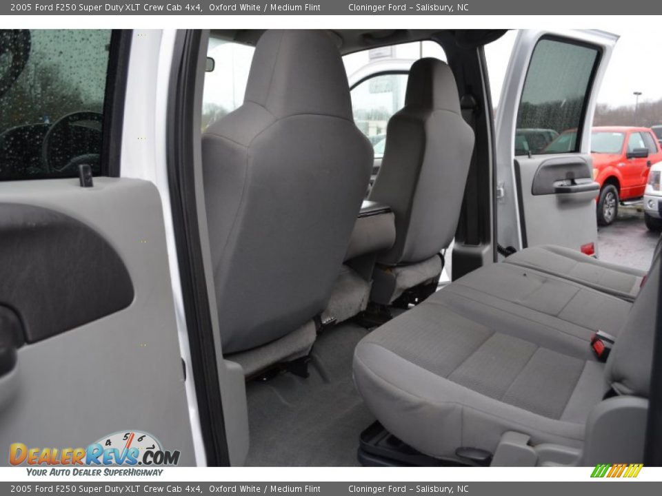 2005 Ford F250 Super Duty XLT Crew Cab 4x4 Oxford White / Medium Flint Photo #12