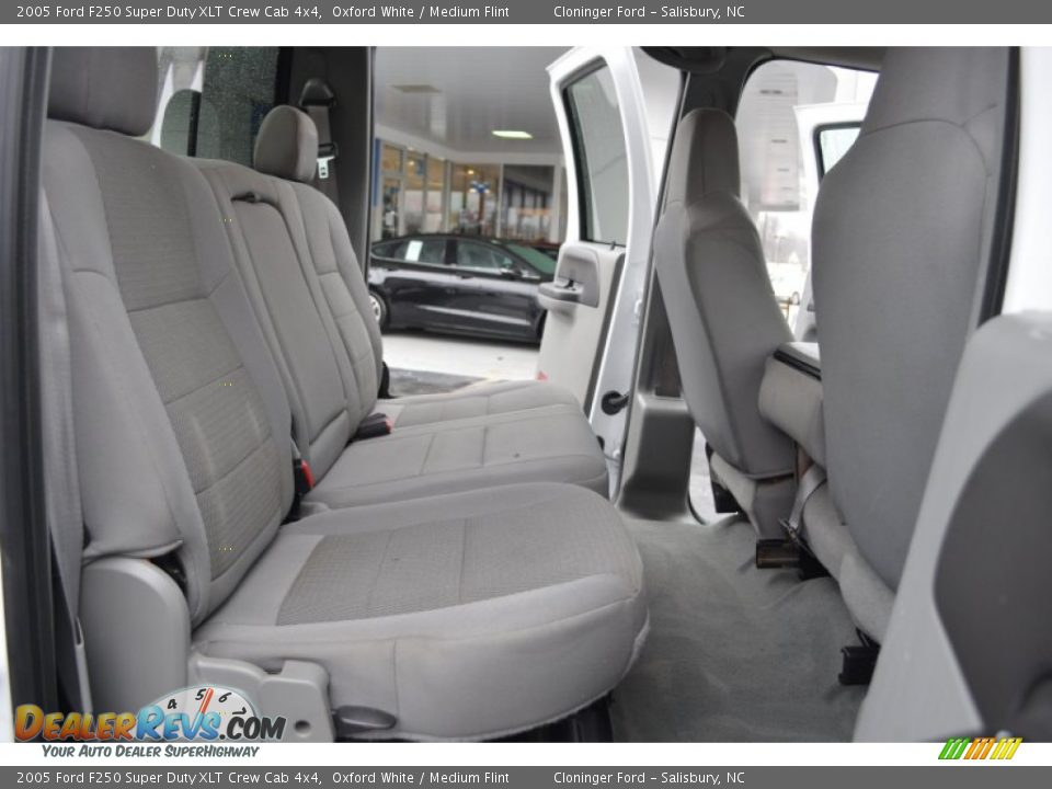 2005 Ford F250 Super Duty XLT Crew Cab 4x4 Oxford White / Medium Flint Photo #13