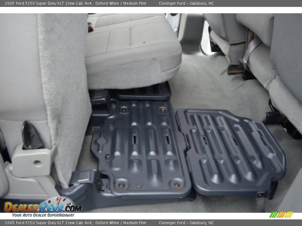2005 Ford F250 Super Duty XLT Crew Cab 4x4 Oxford White / Medium Flint Photo #14