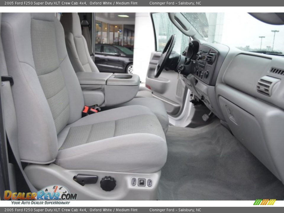 2005 Ford F250 Super Duty XLT Crew Cab 4x4 Oxford White / Medium Flint Photo #15