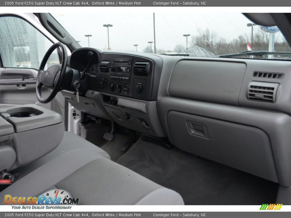 2005 Ford F250 Super Duty XLT Crew Cab 4x4 Oxford White / Medium Flint Photo #16