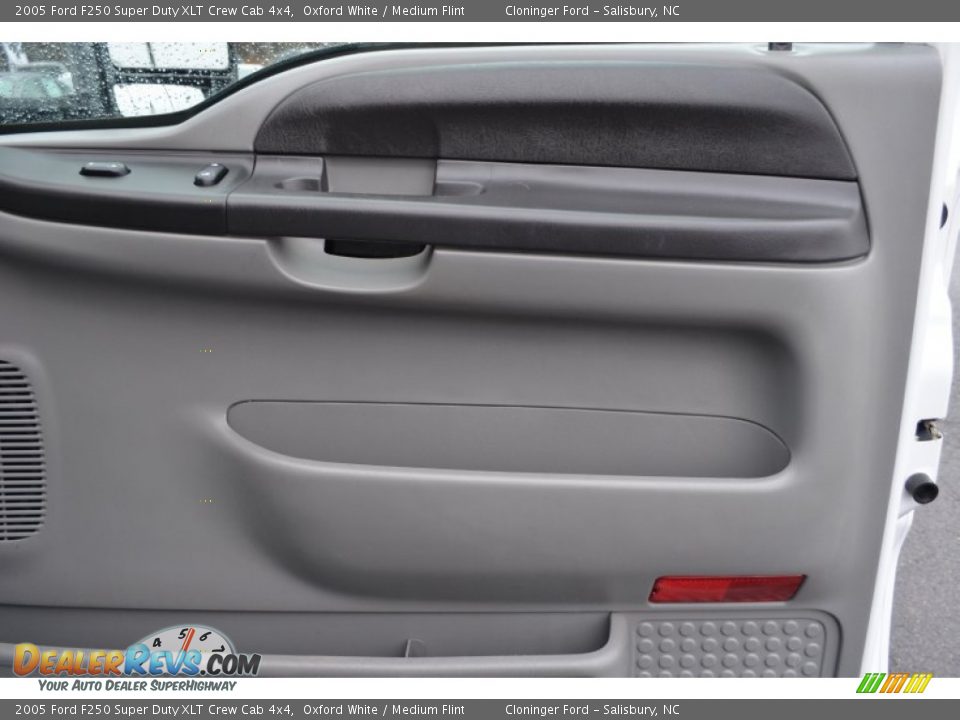 2005 Ford F250 Super Duty XLT Crew Cab 4x4 Oxford White / Medium Flint Photo #17