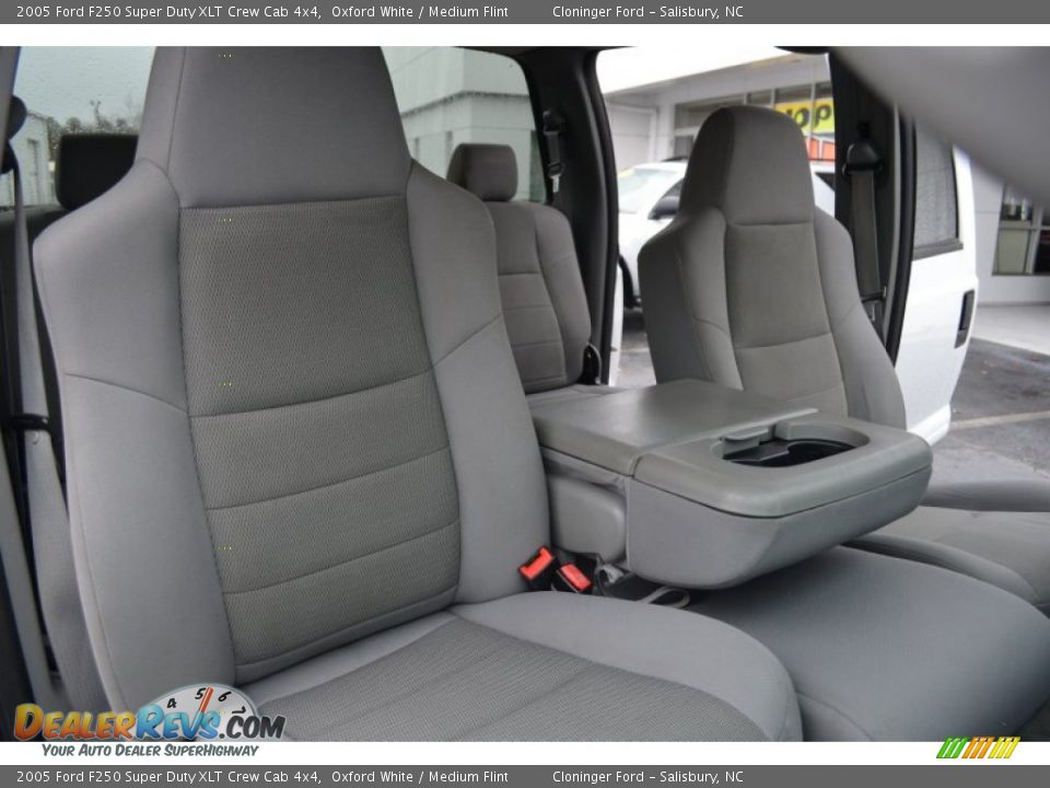 2005 Ford F250 Super Duty XLT Crew Cab 4x4 Oxford White / Medium Flint Photo #18