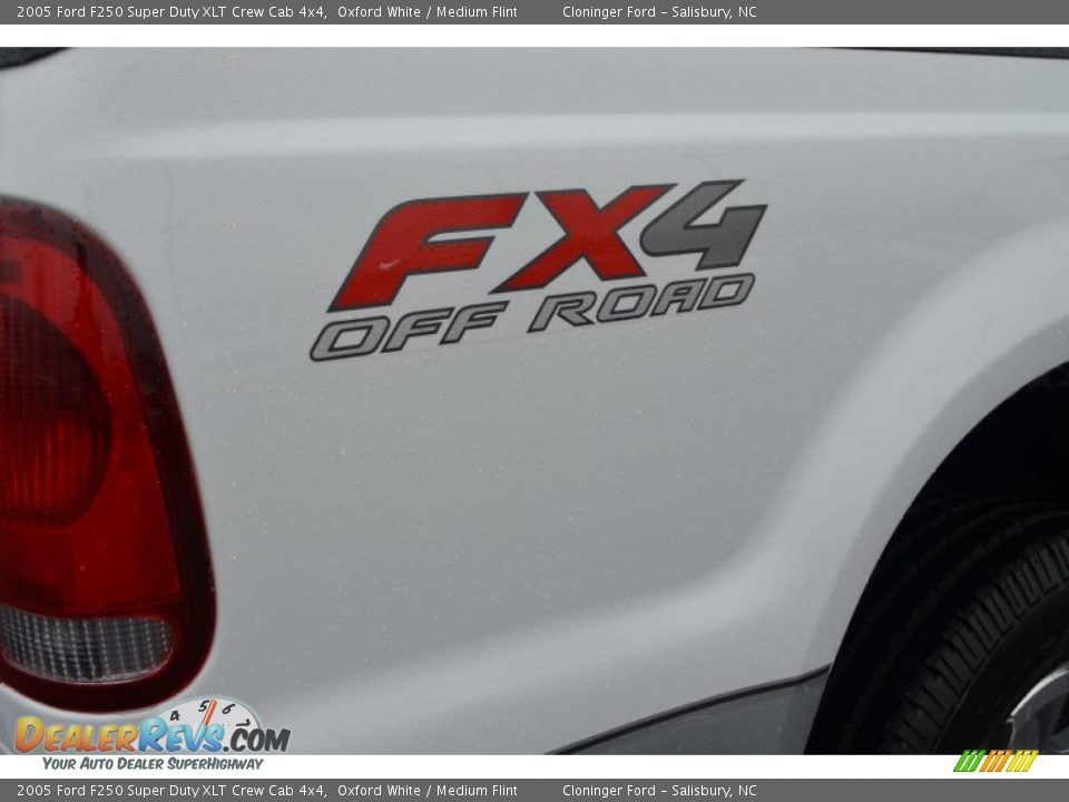 2005 Ford F250 Super Duty XLT Crew Cab 4x4 Oxford White / Medium Flint Photo #21