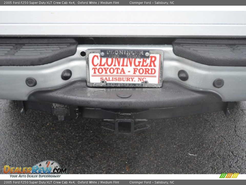 2005 Ford F250 Super Duty XLT Crew Cab 4x4 Oxford White / Medium Flint Photo #22