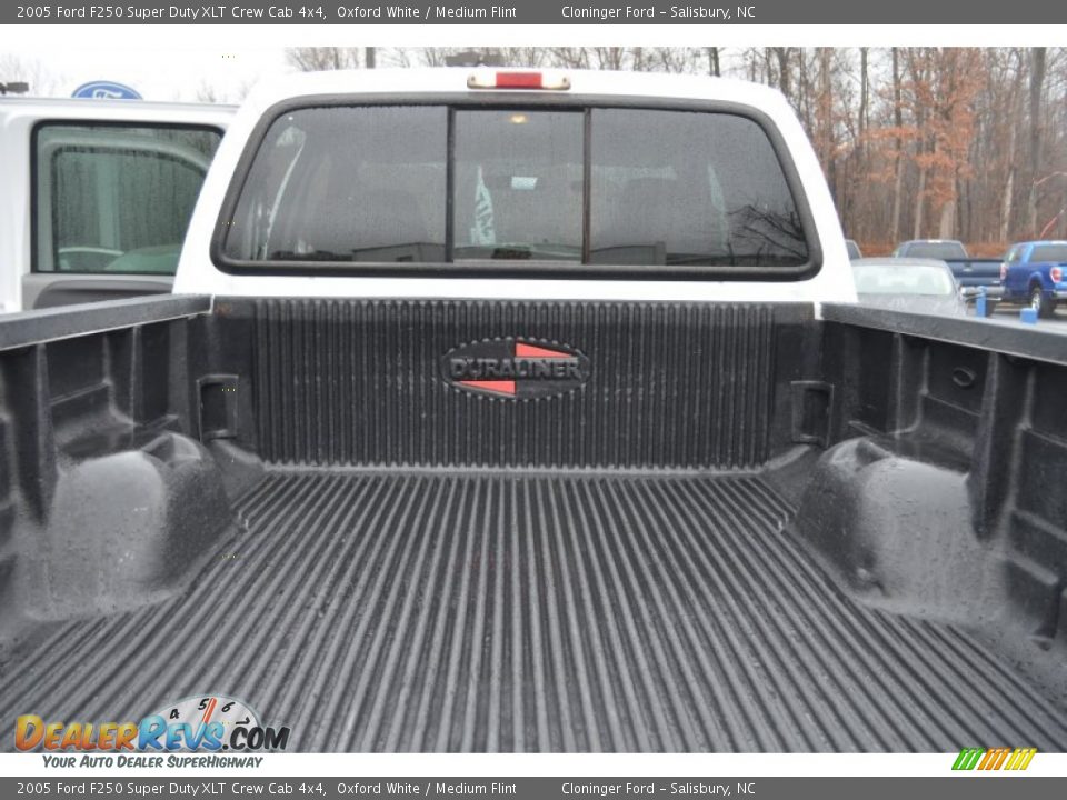 2005 Ford F250 Super Duty XLT Crew Cab 4x4 Oxford White / Medium Flint Photo #23