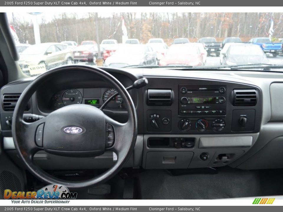 2005 Ford F250 Super Duty XLT Crew Cab 4x4 Oxford White / Medium Flint Photo #24