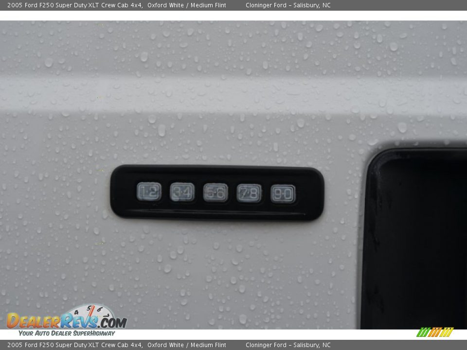 2005 Ford F250 Super Duty XLT Crew Cab 4x4 Oxford White / Medium Flint Photo #26