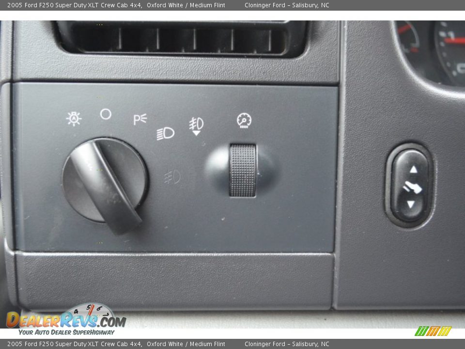 2005 Ford F250 Super Duty XLT Crew Cab 4x4 Oxford White / Medium Flint Photo #27