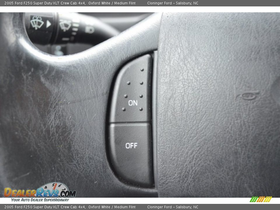 2005 Ford F250 Super Duty XLT Crew Cab 4x4 Oxford White / Medium Flint Photo #28