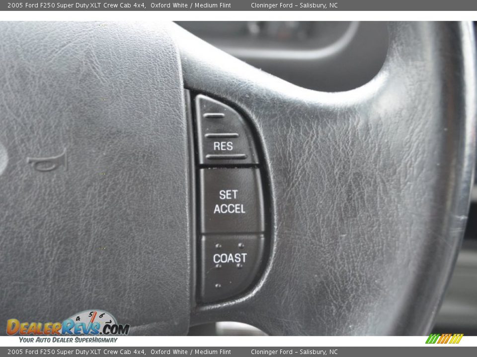 2005 Ford F250 Super Duty XLT Crew Cab 4x4 Oxford White / Medium Flint Photo #29