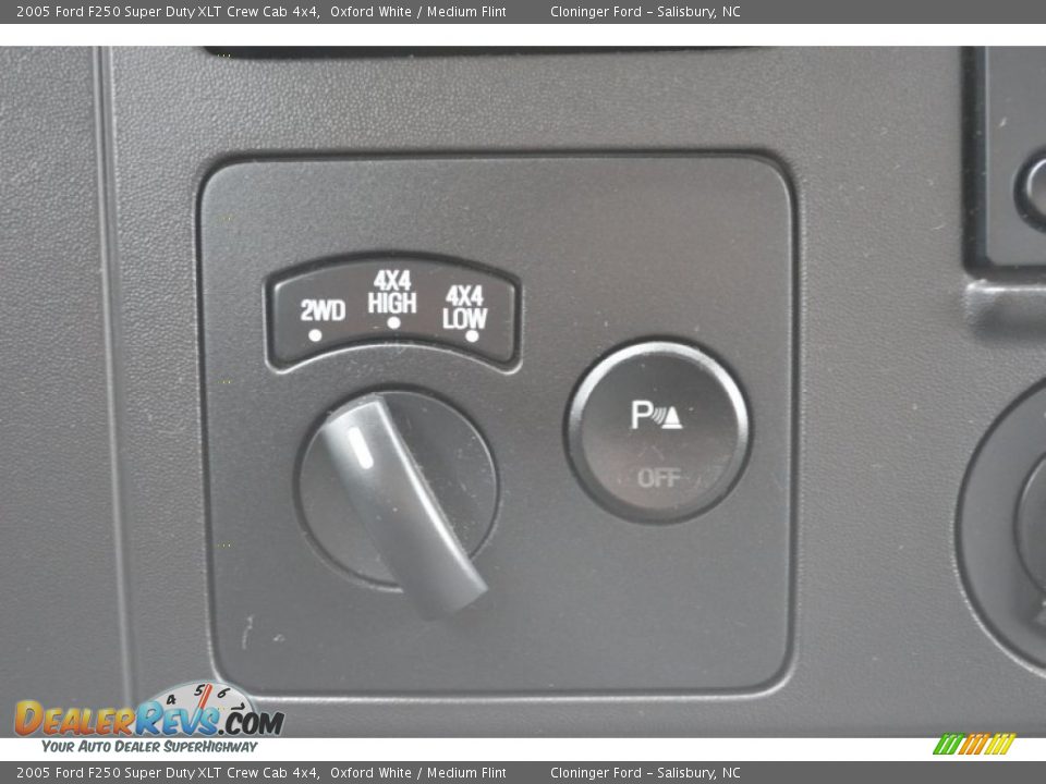 2005 Ford F250 Super Duty XLT Crew Cab 4x4 Oxford White / Medium Flint Photo #31