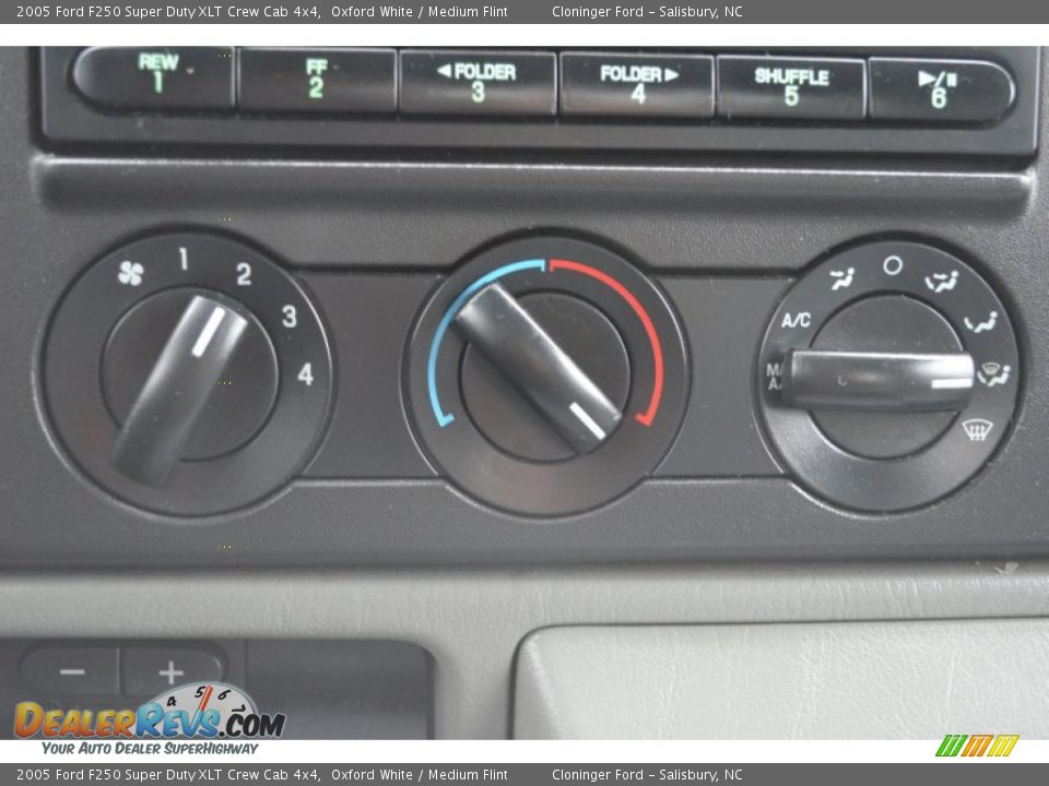 2005 Ford F250 Super Duty XLT Crew Cab 4x4 Oxford White / Medium Flint Photo #33