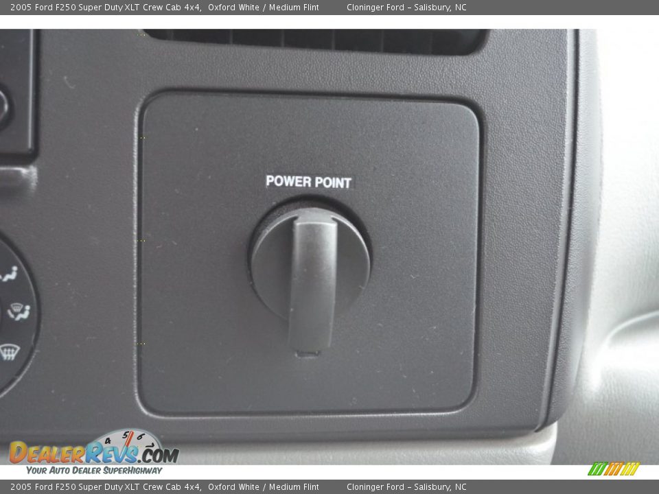 2005 Ford F250 Super Duty XLT Crew Cab 4x4 Oxford White / Medium Flint Photo #35