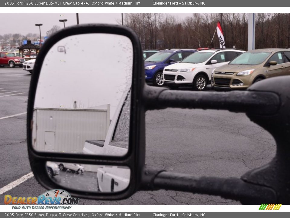 2005 Ford F250 Super Duty XLT Crew Cab 4x4 Oxford White / Medium Flint Photo #36