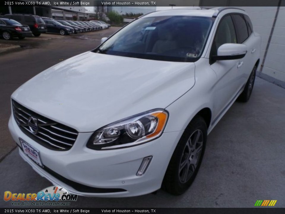 Front 3/4 View of 2015 Volvo XC60 T6 AWD Photo #3