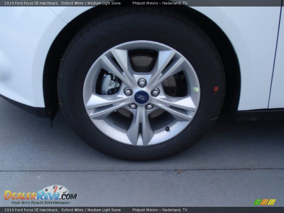 2014 Ford Focus SE Hatchback Oxford White / Medium Light Stone Photo #11