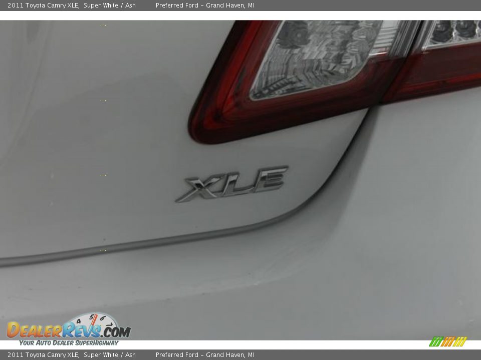 2011 Toyota Camry XLE Super White / Ash Photo #12